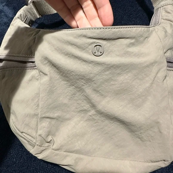 lululemon slouchy sling bag 6L in warm ash grey - Picture 12 of 15